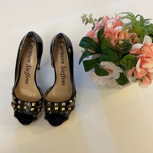 Beautiful 5.5” Brazilian Heels. Brazilian size 35, us size 6. Some tear inside.